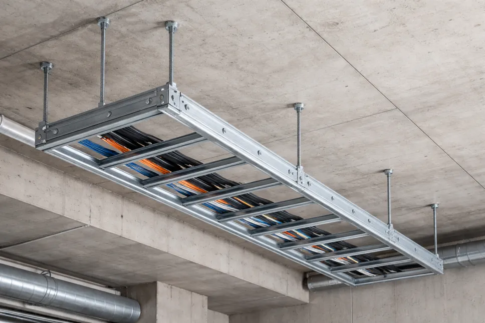 Установка лестничного лотка